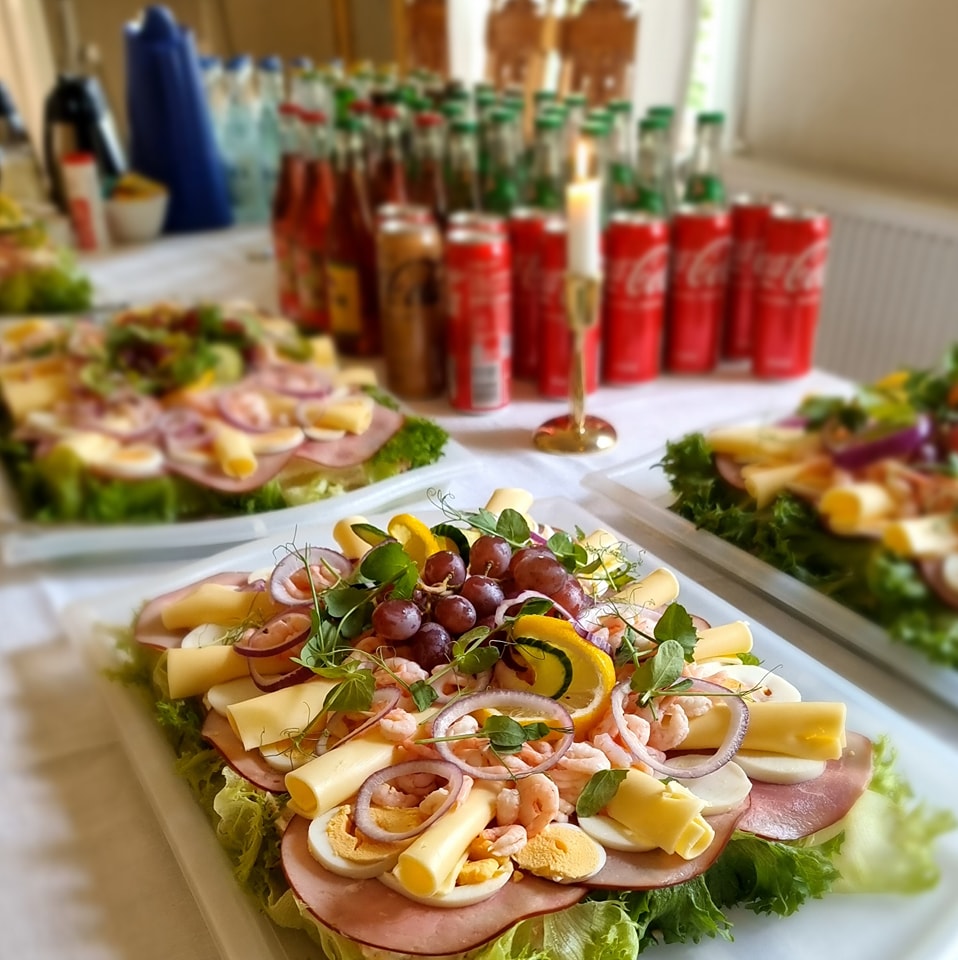 Catering med räk och skinksmörgåstårta.